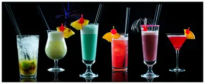 Produktbild von Wallario Wandbild aus Acryl, 125 x 50 cm, freischwebende Optik - Bunte Cocktails vor schwarzem Hintergrund