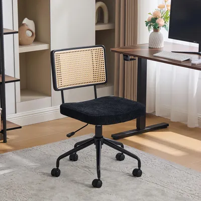 Immagine prodotto di Sedia da ufficio MODFU con schienale in rattan, sedia girevole con rotelle e struttura in metallo, regolabile in altezza, senza braccioli, in ciniglia, nera