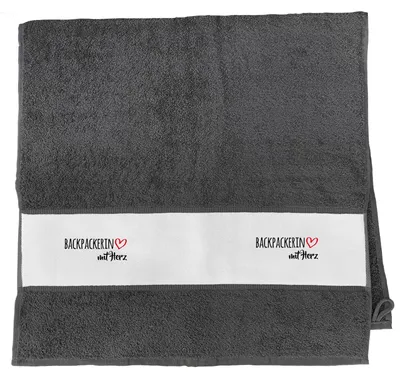 Produktbild von Huuraa Handtuch Backpackerin mit Herz 50x100cm Graphite Baumwolle Handtuch Geschenkidee