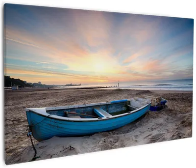 Produktbild von Wallario Premium Leinwandbild Fischerboot am Strand bei Sonnenuntergang in Größe 60 x 90 cm