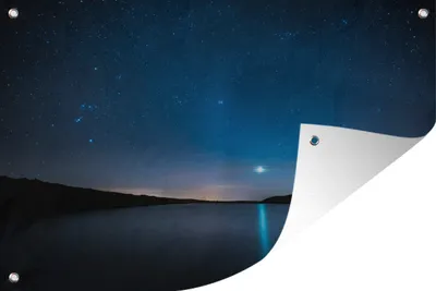 Produktbild von MuchoWow® 120x80 cm Outdoor-Poster Gartendeko Sichtschutz Garten Poster für den Garten  Sternenhimmel - Wasser - Mond