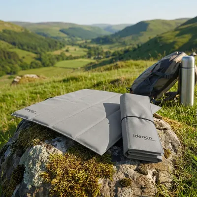 Produktbild von 2er-Set Faltbares Sitzkissen für Unterwegs - Outdoor Thermokissen Grau aus robustem Oxford-Stoff - Wasserdicht & Isolierend für Wandern, Camping, Stad