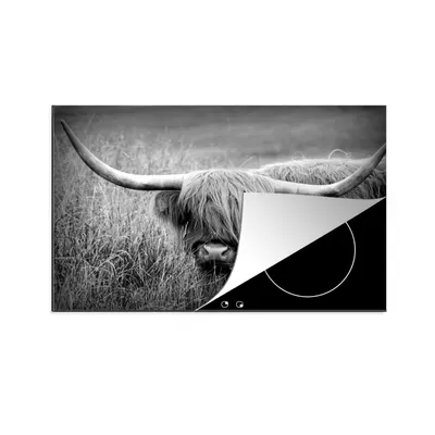 Produktbild von KitchenYeah© Herdabdeckplatte Schottischer Highlander im Gras - schwarz und weiß , 78x52cm, Küche Deko, Glaskeramikkochfeld Herdabdeckung, Abdeckplatte fùr Kochfeld