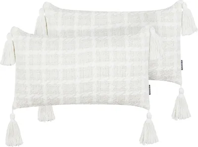 Produktbild von BELIANI Dekokissen 2er Set Hellbeige / Weiß Karomuster 30 x 60 cm mit Quasten Rechteckig Modern für Wohnzimmer Schlafzimmer Sofa Sessel Bett