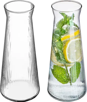 Produktbild von KADAX 2 x Glaskaraffe 1L, Wasserkaraffe aus robustem Glas, Spülmaschinenfeste Getränkekaraffe, Bleifreier Wasserkrug, Karaffe für Wasser, Saft, Limonade, Milch (Modell 2)