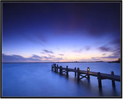Produktbild von Wallario Wandbild Steg bei Abenddämmerung - Blauer Himmel bei Nacht, Größe: 40,30 x 50,30 cm, Poster mit schwarzem Aluminiumrahmen