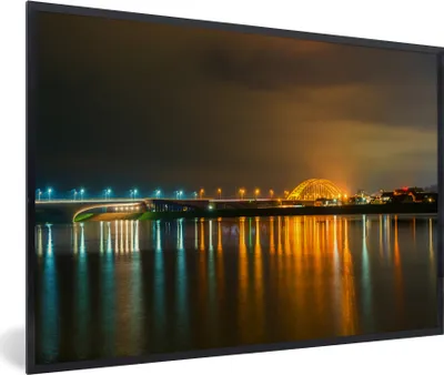 Produktbild von MuchoWow® MuchoWow® Gerahmtes Poster Nijmegen - Licht - Wasser 60x40 cm - Poster mit zchwarzem Bilderrahmen - Printing - Wanddeko Schlafzimmer