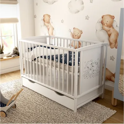 Produktbild von Baby-Delux Babybett Gitterbett Mia 120x60 Weiß Bärchen mit Schublade Matratze