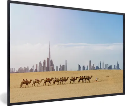 Produktbild von MuchoWow® MuchoWow® Gerahmtes Poster Kamele in der Wüste vor Dubai 60x40 cm - Poster mit zchwarzem Bilderrahmen - Printing - Wanddeko Schlafzimmer