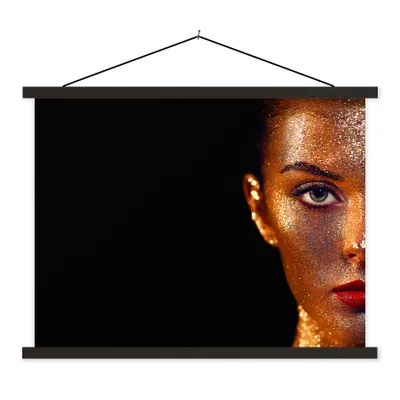 Produktbild von MuchoWow® Textilposter Make-up - Gold - Frau - Luxus - Glitzer - Kunst 150x113 cm mit holzfarbenen Rahmen - Poster