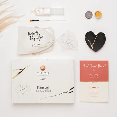 Image de Kintsugi Kit de réparation - Guéris ton cœur - Colle dorée - Cœur en céramique inclus - Boîte cadeau - Charbon de bois