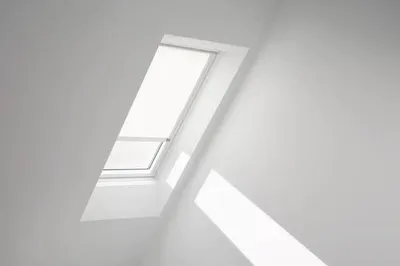 Produktbild von VELUX Rollo uni weiß mit weißem Rahmen solarFSC RSL SK06 1028KWL