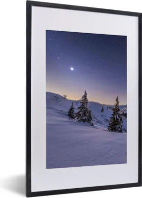 Produktbild von MuchoWow® Gerahmtes Poster Winter - Schnee - Nacht - Bäume 40x60 cm - Poster mit Schwarzem Bilderrahmen Wandposter Rahmen Foto Bilder - Poster in Rahmen