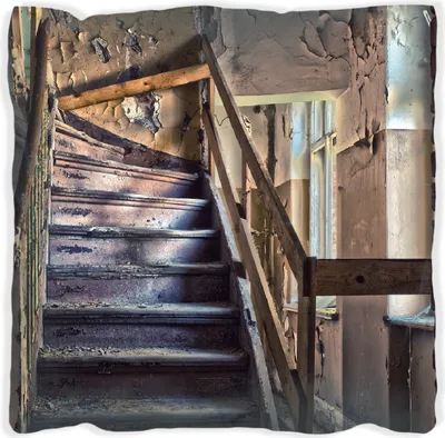 Produktbild von Wallario Premium Kissen, weiche Oberfläche, mit Motiv Treppe in einem alten Haus, Größe: 40 x 40 cm, mit weißer Rückseite
