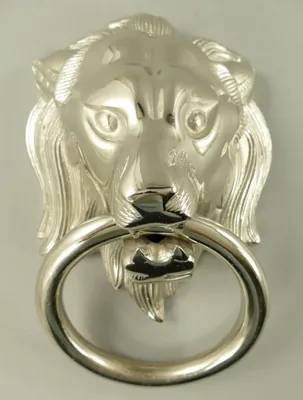 Immagine prodotto di Casa Padrino battiporta barocco in alluminio leone argento h. 33 cm - Accessori d'arredo barocco