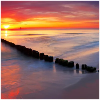 Produktbild von Wallario Premium Glasbild, freischwebende Optik, kräftige Farben, Größe 30 x 30 cm Motiv Farbenspiel im Himmel - Sonnenuntergang am Strand