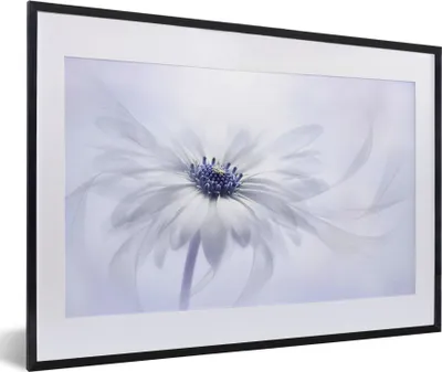 Produktbild von MuchoWow® MuchoWow® Gerahmtes Poster Blume - Abstrakt - Weiß 60x40 cm - Poster mit zchwarzem Bilderrahmen - Schlafzimmer - Plakat in Rahmen - Drucken