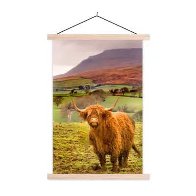 Produktbild von MuchoWow® Textilposter Schottische Highlander - Berge - Natur 60x90 cm mit holzfarbenen Rahmen - Textil