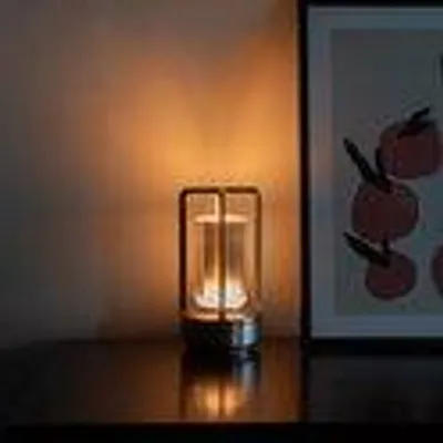 Productafbeelding van OMNIEXA Tafellamp - Designlantaarn Mat Zwart – Dimbaar & Draadloos – 3 Lichtstanden – LED Lantaarn met TouchControl – Luxe Tafelverlichting