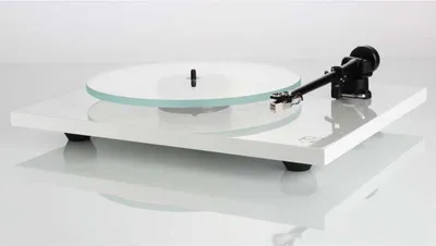 Produktbild von Rega Planar 2 Plattenspieler Weiß inkl. Carbon MM-Tonabnehmer RB220