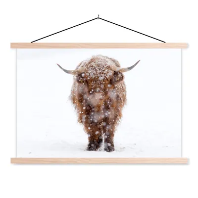 Produktbild von MuchoWow® Textilposter Schottischer Highlander - Kuh - Schnee 120x80 cm mit holzfarbenen Rahmen - Aufhängeset