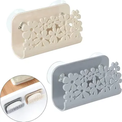 Produktbild von 1 Stück Schwammhalter aus hochwertigem, ungiftigem und geruchstralem Kunststoff – langlebig, hygienisch und formschön. Dank hohler Konstruktion trocknet der Schwamm schnell, Wasser läuft ab, Bakterienbildung wird reduziert. Mit zwei starken Saugnäpfen einfach bohrfrei an Spüle, Waschbecken oder glatten Fliesen befestigt – stabil und wiederverwendbar. Ideal als Hängekorb für Schwämme, Seife oder Spülmittel in Küche und Bad. Reinweißes Design passt diskret in jede Einrichtung.