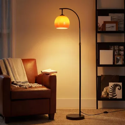 Zdjęcie produktu dla Lampa stojąca w stylu vintage, idealna do salonu lub gabinetu, z abażurem z metalu i szkła, regulowanym ramieniem, przełącznikiem nożnym i gwintem E27. Wysokość: 140-160 cm. Doskonała do sypialni