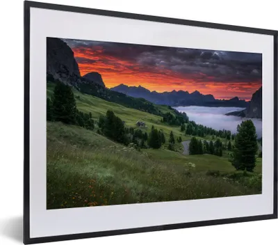Produktbild von MuchoWow® Gerahmtes Poster Gras - Berge - Abend 40x30 cm - Poster mit Schwarzem Bilderrahmen Wandposter Rahmen Foto Bilder - Bilderrahmen - Poster im Rahmen