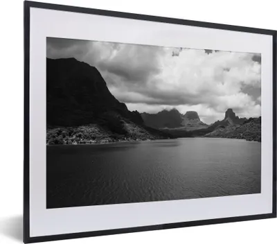 Produktbild von MuchoWow® MuchoWow® Gerahmtes Poster Berglandschaft von Mo'orea in Schwarz-Weiß 40x30 cm - Poster mit zchwarzem Bilderrahmen - Bilderrahmen - Poster im Rahmen