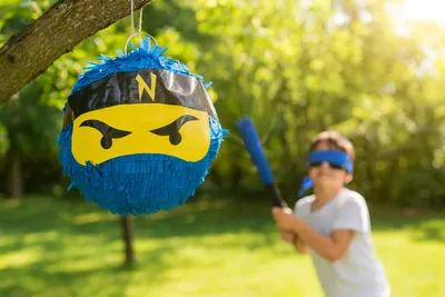 Immagine prodotto di Relaxdays Pinata Ninja, con bastone e maschera, pinata per feste per bambini, per compleanni, pinata da colpire da riempire, Ø 25 cm, blu