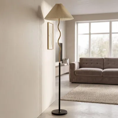 Imagen del producto de Lámpara de pie Closy, Ø 46 x 172 cm – Elegante lámpara de pie de metal y plateado – Pantalla de tela plisada – Casquillo E27, 40 W, 220 V