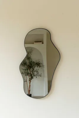 Produktbild von Asymmetrischer Wandspiegel mit organischer Form, 60 cm, Schwarz