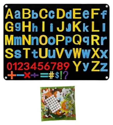 Schwarzes Lernbrett mit gelben und blauen Groß- und Kleinbuchstaben, roten Zahlen und bunten Mathe-Symbolen
