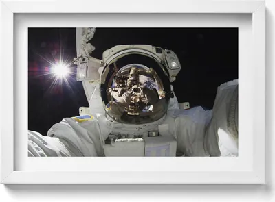 Produktbild von NASA-Astronaut im Weltraum– Wandbild mit Rahmen – Gerahmtes Bild  – Wanddekoration – 30x20 cm –  Weiß Rahmen