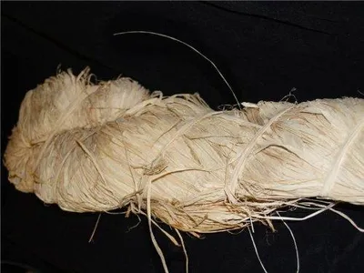 Naturrafia, 1 kg Knäuel, gebrochen weiß, hochwertige Naturfaser
