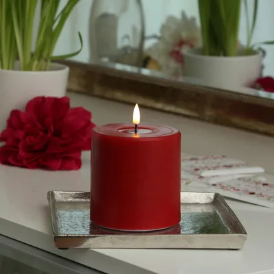 Produktbild von LED Stumpenkerze MIA - Echtwachs - realistische 3D Flamme - H: 10cm - D: 10cm - rot