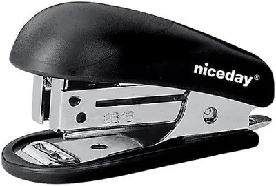 Obrázok produktu pre Niceday mini plastová čierna zošívačka a sponky 24/6 a 26/6.