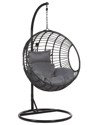 Produktbild von BELIANI Závěsné křeslo černé ratan se stojanem kulaté pletené zavěšený koš šedé polštáře boho styl interiér terasa balkon
