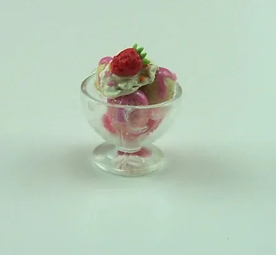 Produktbild von Miniatur Kunststoff Becher mit Eis nd Erdbeere. für 1:12 Puppenhaus. 3 cm