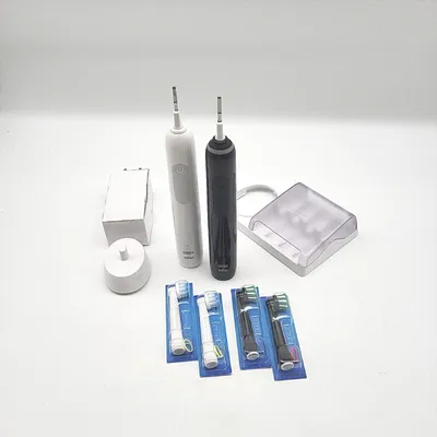 Produktbild von Oral-B Pro Series 3 Plus Edition Doppelpack Elektrische Zahnbürste 4 Power Oral