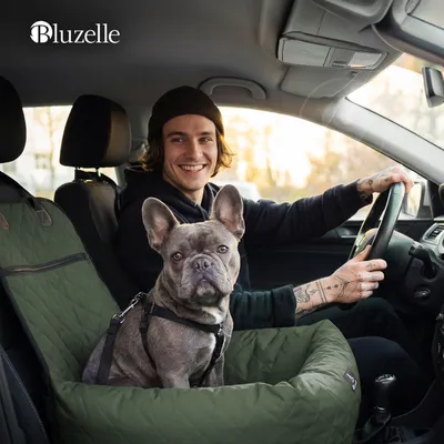 Produktbild von BLUZELLE Hunde Autositz & Hundebett 2-in-1 für Auto Rückbank & Vordersitz - TRAVELBUDDY Wasserfest, Rutschfest & Waschbar - Inkl. Sicherheitsgurt & Oxford-Stoff - Marke aus Berlin, Farbe:Oliv Grün