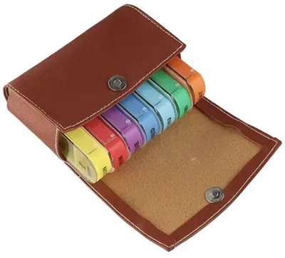 Produktbild von CHPN - Pillenbox 7 Tage - Medikamentenbox - 4 Fächer - Pillenbox - Beutel - 7 Tabletts - Medikamente sortieren - Mehrfarbig - Braune Tasche