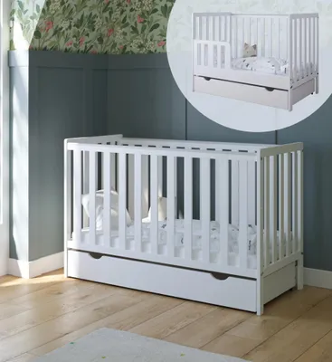 Zdjęcie produktu dla ZEE BAMBI Łóżeczko niemowlęce dziecięce 120x60 cm białe 2w1 z szufladą i barierką ochronną regulacja wysokości 3 poziomy gryzak ochronny