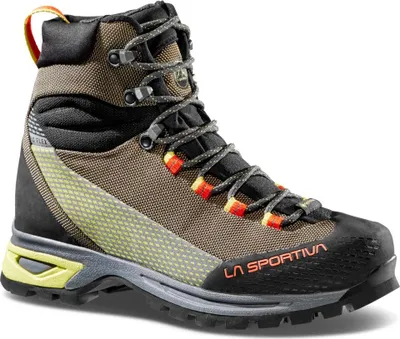 Wanderschuh für Damen; Modell "Trango Trk Woman Gtx" von La Sportiva; in Schwarz und Grau mit roten Akzenten.