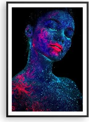 Produktbild von Gerahmtes Poster - Schwarzer Rahmen - Frau Ultraviolett Glitzer - 70x100 cm - Wand Bild - Wanddeko - Wandbilder - Kunstposter - Wandposter - Bilderrahmen - Bilder - Kunstdruck - P2BPA70x100-4527