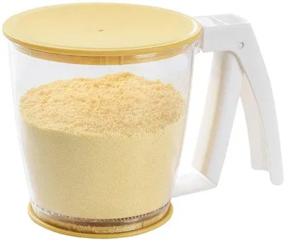 Productafbeelding van Handzeef voor meel - Handmatig aangedreven meelzeef - Fijne poeder - Gemaakt van PP-materiaal - 16 x 11,5 x 11,5 cm - Wit/geel - Efficiënt ontwerp