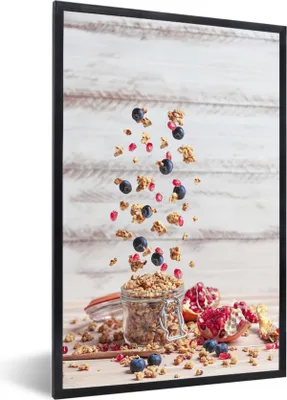 Produktbild von MuchoWow® MuchoWow® Gerahmtes Poster Müsli mit Granatapfel und Cranberry im Glas 40x60 cm - Poster mit zchwarzem Bilderrahmen - Papierdruck - Wandbilder