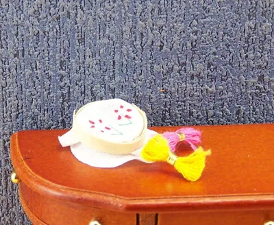 Produktbild von Miniatur Stickzubehör von Creal, für 1:12 Puppenhaus.