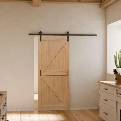 Moderne Holzschiebetür im Scheunentor-Look mit schwarzer Laufschiene im Design Eiche.
