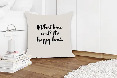 Produktbild von MuchoWow® Zierkissen Sofakissen Wohnzimmer Dekokissen 50x50 cm Zitate - Wie spät ist es, es ist Happy Hour - Sprichwörter - Alkohol - Komfort - Sofakissen
